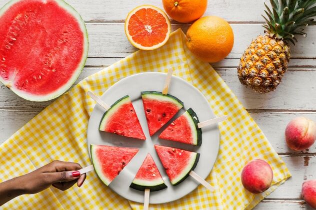 Rebanadas de sandía y frutas.